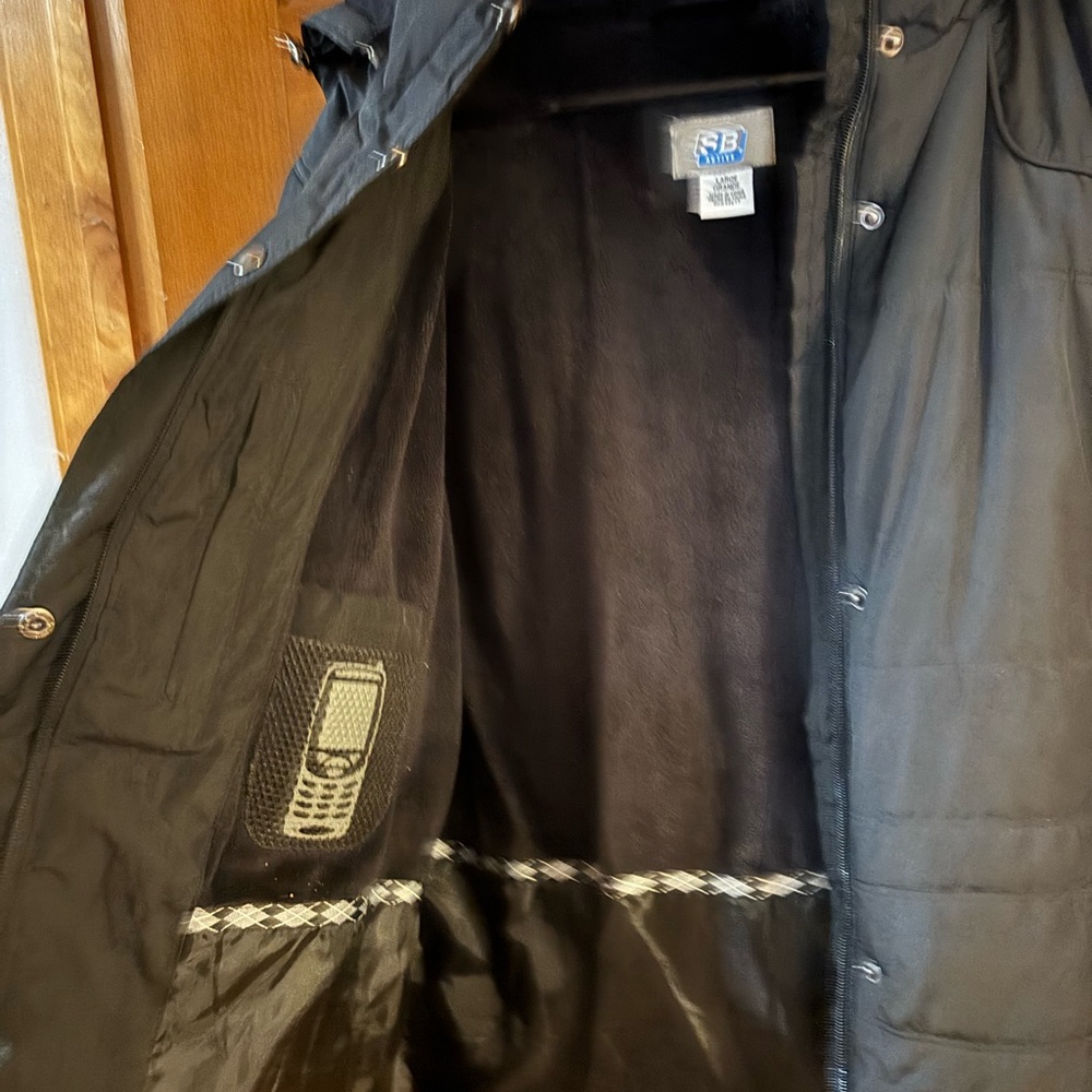 Like New Women’s Black winter jacket. Detachable hood.size large - Picture 4 of 9